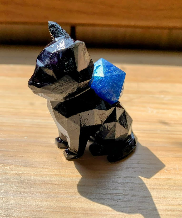 Low Poly Cat D20 Dice Stand Dice Guardian + Mystery D20 (Random Color)