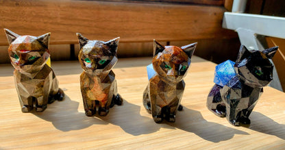 Low Poly Cat D20 Dice Stand Dice Guardian + Mystery D20 (Random Color)