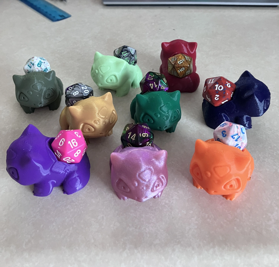 Bulbasaur d20 Dice Holder + Mystery D20 (Random Color)