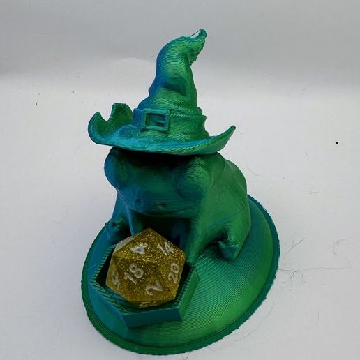 Frog Wizard Dice Guardian Dice Stand + Mystery D20 (Random Color)