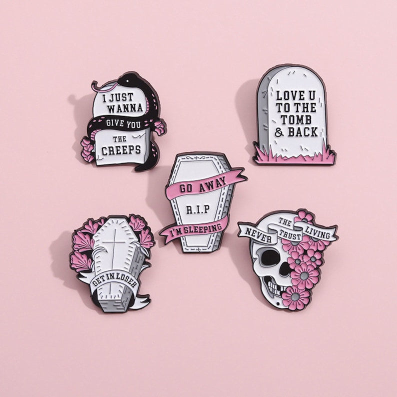 Pink skull gravestone halloween enamel pin – Dice Legend™️