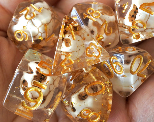 Skulls Laying in Golden Treasure (Give away a random dice)